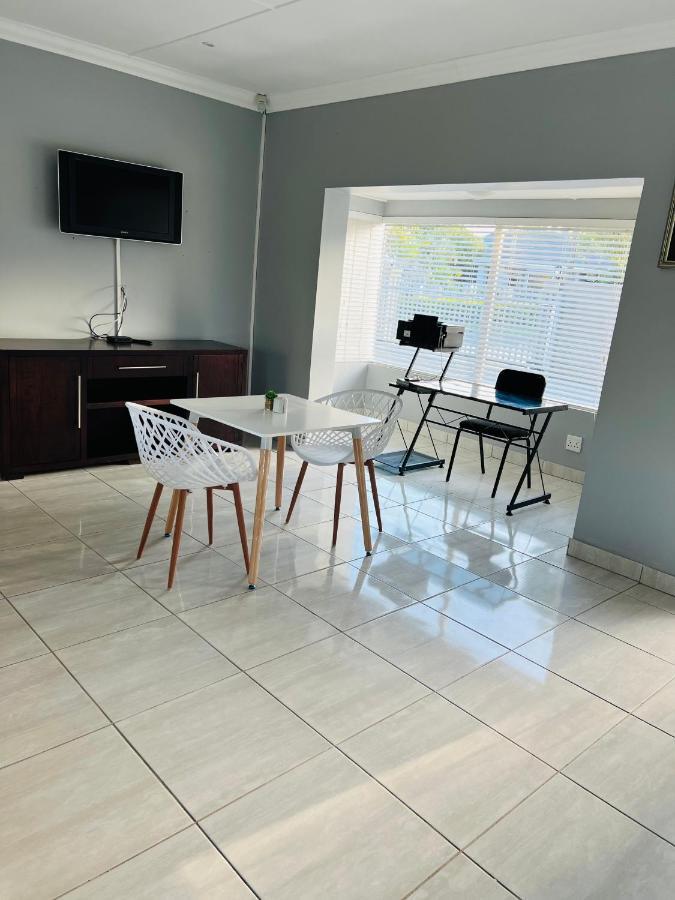 Jodwell Guesthouse East London Bagian luar foto